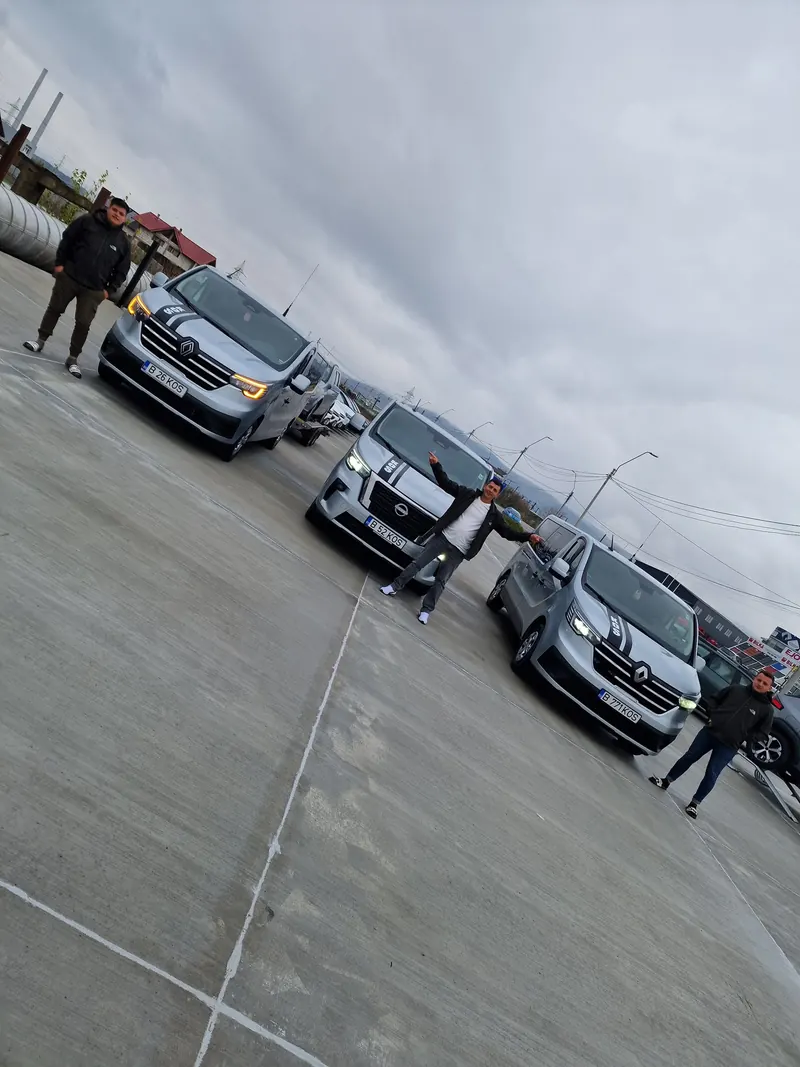 Echipa KOS Exclusive Auto lângă microbuzele Renault Trafic și Nissan Primastar